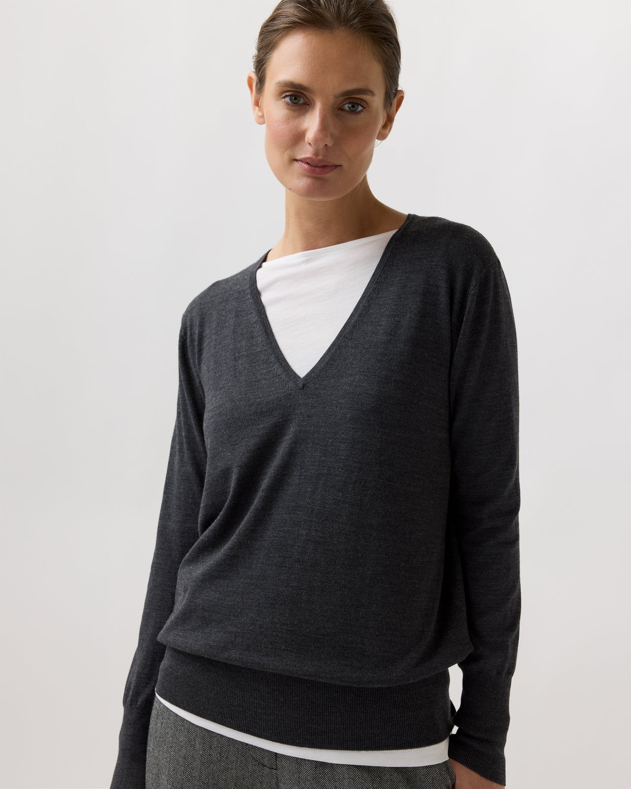 Kate V-Neck Sweater in Heather Charcoal Escorial Wool