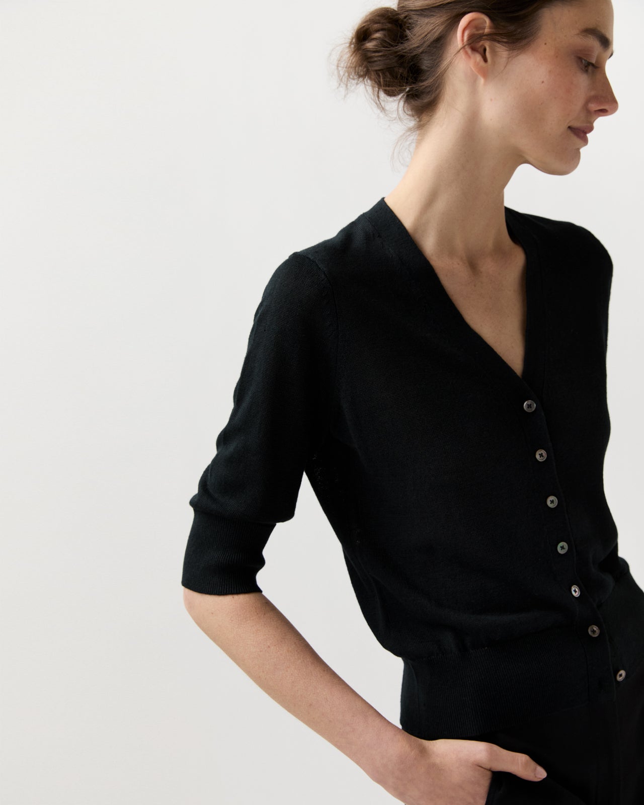 Short-Sleeved Rosie V-Neck Cardigan in Black Linen