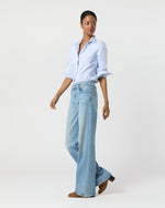 Load image into Gallery viewer, The Mid Rise Maven Sneak Jean in Blowing In The Wind
