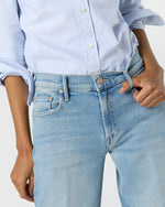 Load image into Gallery viewer, The Mid Rise Maven Sneak Jean in Blowing In The Wind
