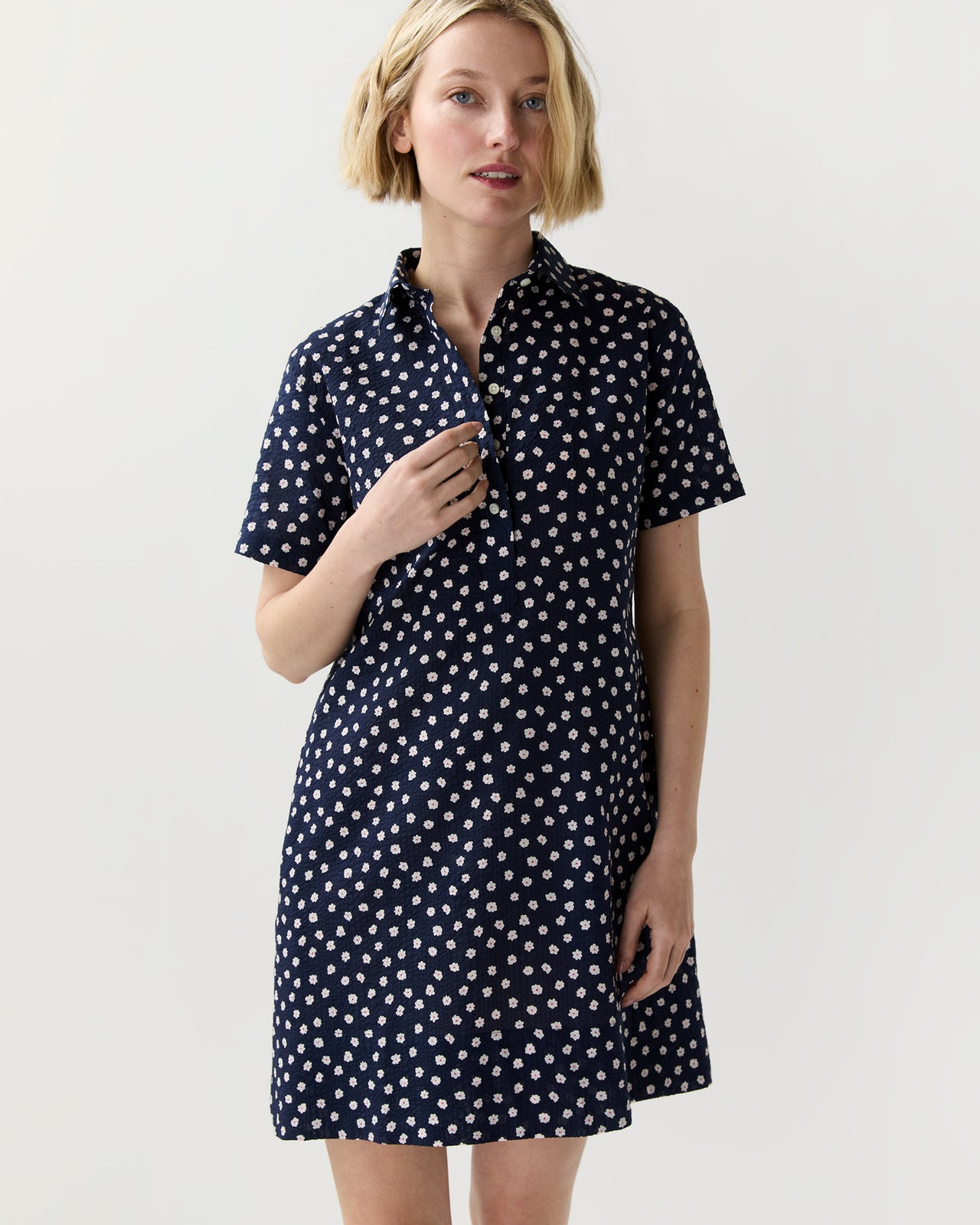 Short-Sleeved Popover Dress in Navy Daisy Crinkle Cotton