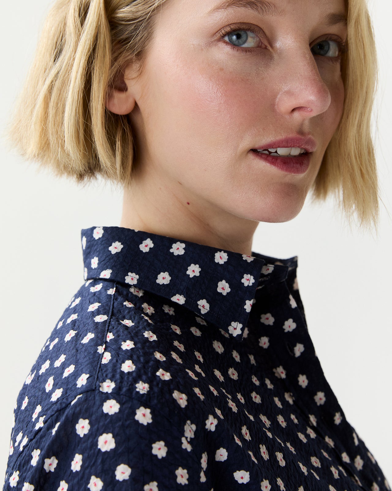 Short-Sleeved Popover Dress in Navy Daisy Crinkle Cotton