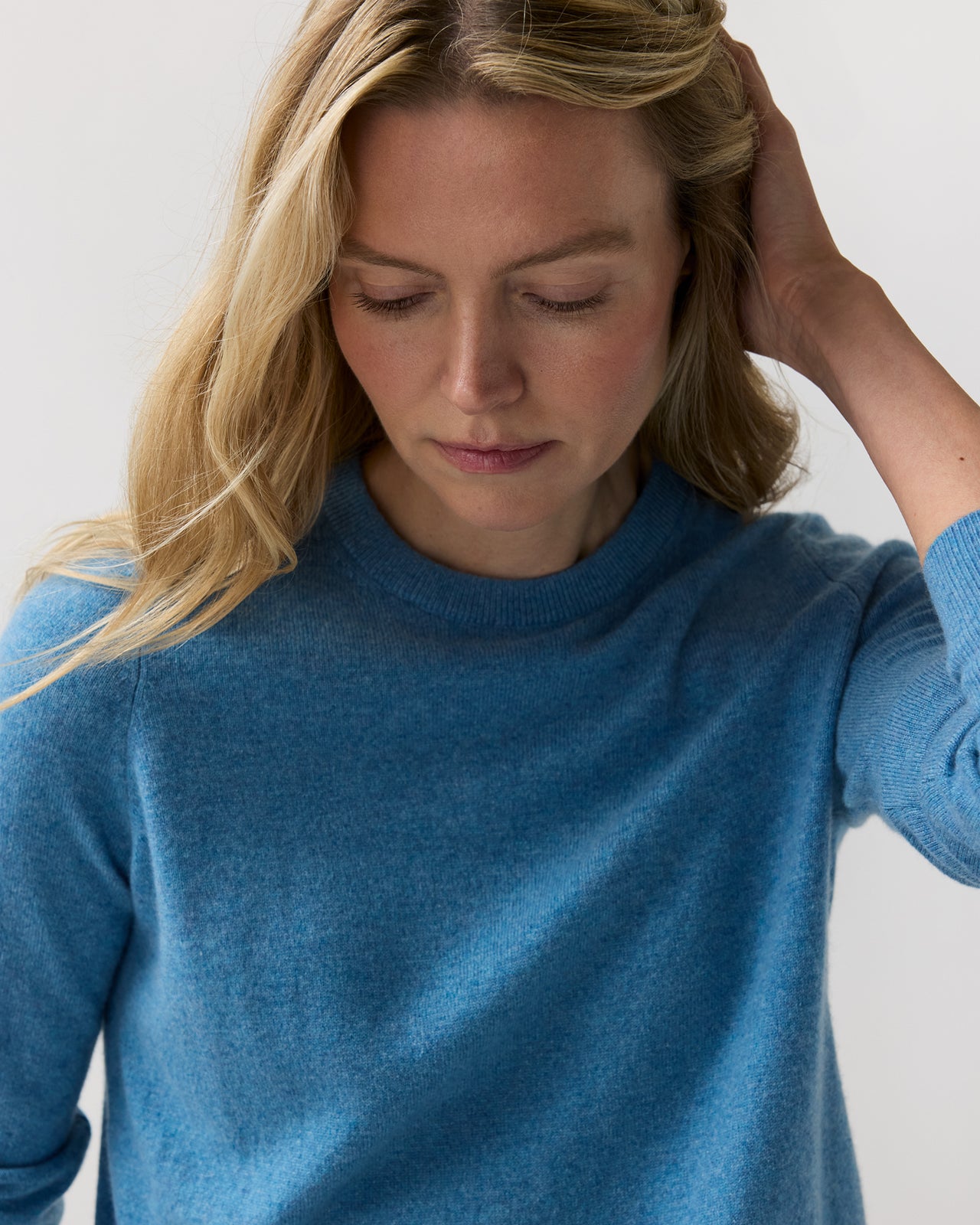 Kit Crewneck Sweater in Heather Cerulean Cashmere